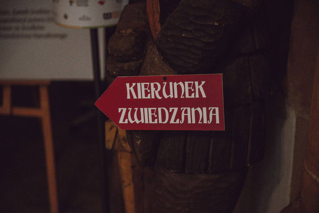 Tabliczka oznaczająca kierunek zwiedzania w Zamku Grodziec