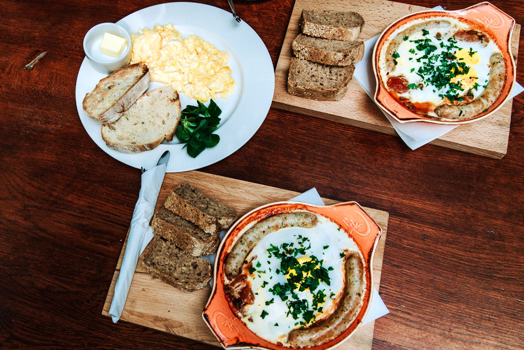 Śniadanie - jajecznica, kiełbasa, chleb
