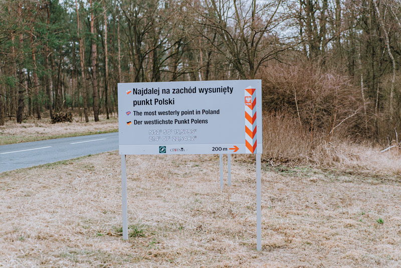 Znak widoczny z drogi - najdalej wysunięty punkt na zachód Polski