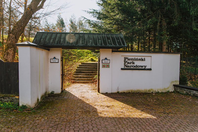Pawilon wejściowy Pienińskiego Parku Narodowego w Czorsztyni