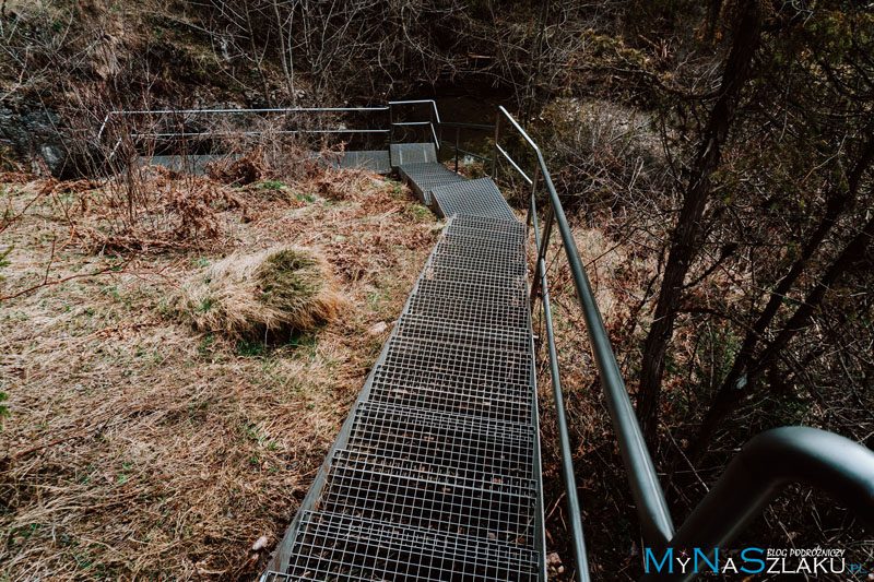 Metalowe schody i kładka nad potokiem Malý Lipnik