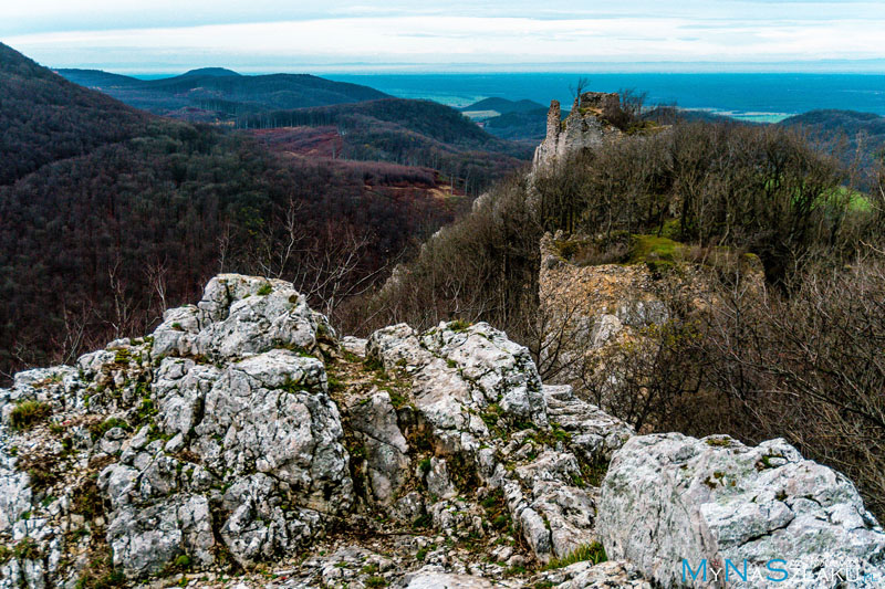 Ruiny zamku Ostry Kamień w Małych Karpatach
