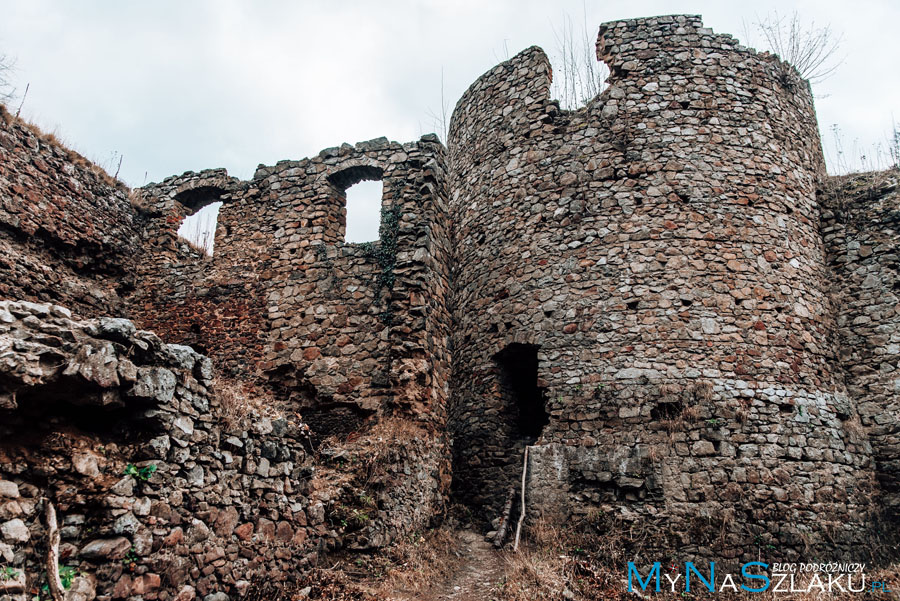 Zamek Cisy - ruiny zamku niedaleko Wałbrzycha