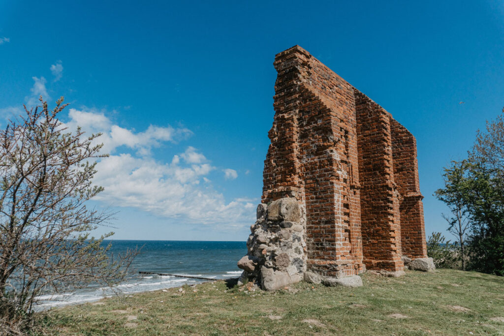 Ruiny kościoła w Trzęsaczu - legenda i historia. Jak tam dojechać?