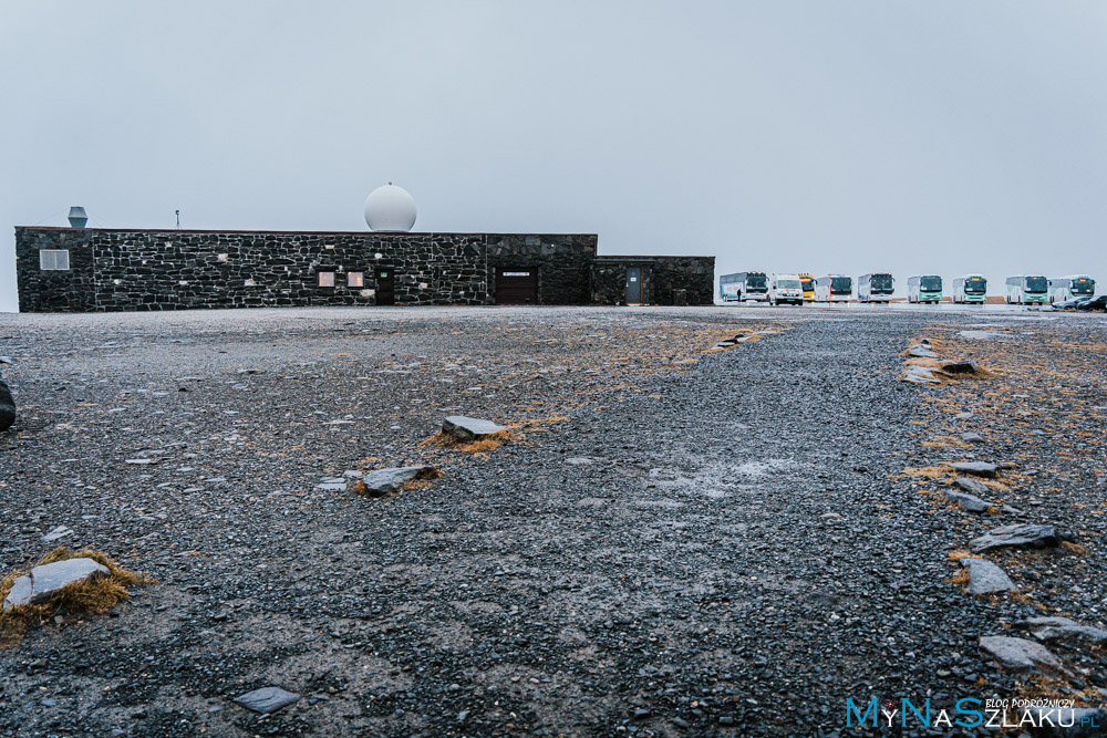 Widok na słynny pomnik globu na przylądku Nordkapp, symbolizujący najdalej wysunięty punkt Europy na północ.