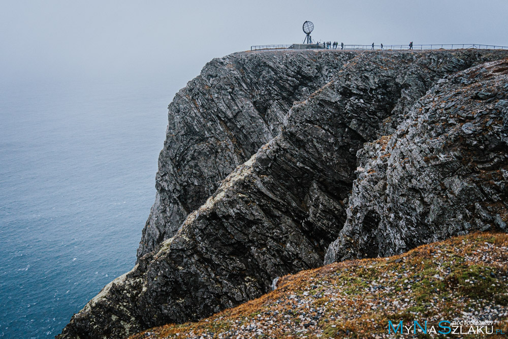 Zbliżenie na kulisty pomnik globu w Nordkapp, na tle surowej, arktycznej scenerii.