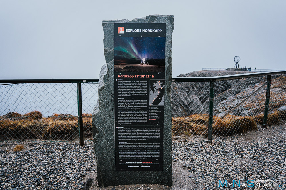 Nocne niebo z gwiazdami i zorzą polarną nad przylądkiem Nordkapp.